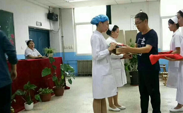 矛_庄白求恩d院对优秀学生的颁发奖学金.jpg