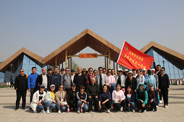 拓展提升素质Q凝聚放飞梦想—学校全体师生户外拓展活? src=