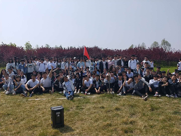 拓展提升素质Q凝聚放飞梦想—学校全体师生户外拓展活? src=