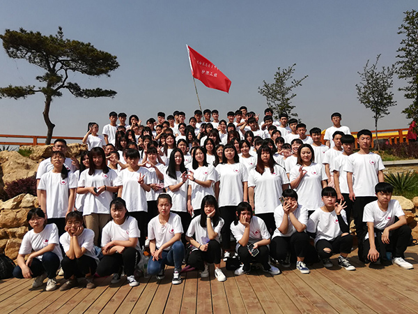 拓展提升素质Q凝聚放飞梦想—学校全体师生户外拓展活? src=