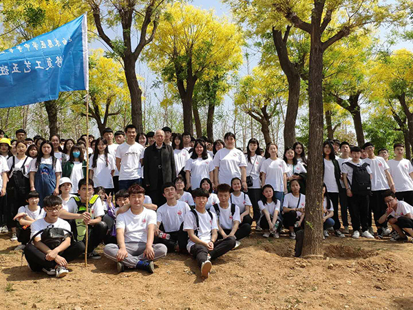 拓展提升素质Q凝聚放飞梦想—学校全体师生户外拓展活? src=