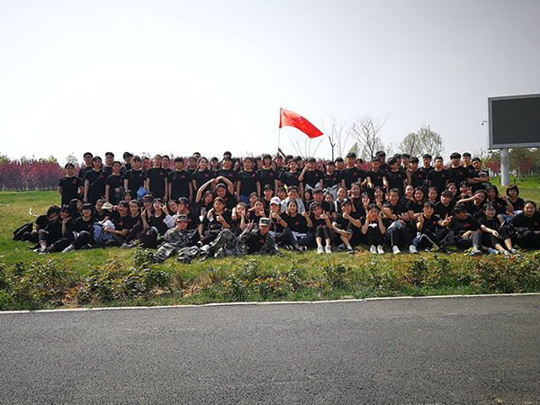 拓展提升素质Q凝聚放飞梦想—学校全体师生户外拓展活? src=