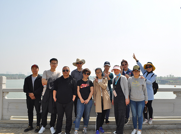 拓展提升素质Q凝聚放飞梦想—学校全体师生户外拓展活? src=