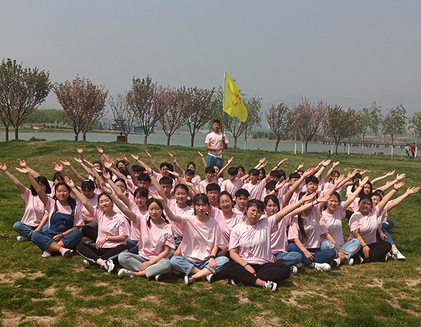 拓展提升素质Q凝聚放飞梦想—学校全体师生户外拓展活? src=