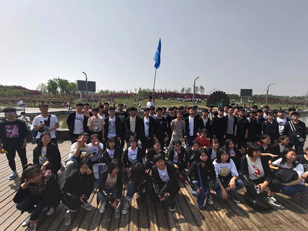 拓展提升素质Q凝聚放飞梦想—学校全体师生户外拓展活? src=