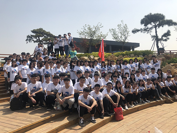 拓展提升素质Q凝聚放飞梦想—学校全体师生户外拓展活? src=