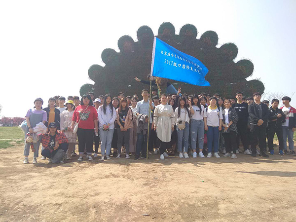 拓展提升素质Q凝聚放飞梦想—学校全体师生户外拓展活? src=