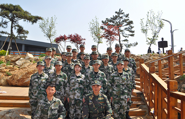 拓展提升素质Q凝聚放飞梦想—学校全体师生户外拓展活? src=