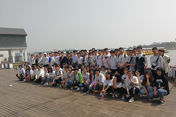 拓展提升素质Q凝聚放飞梦想—学校全体师生户外拓展活? src=