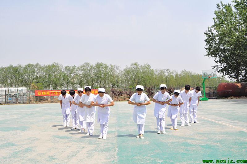 扬青春风采，展我校礼仪——我校隆重�D�?.12国际护士节礼仪大�? src=