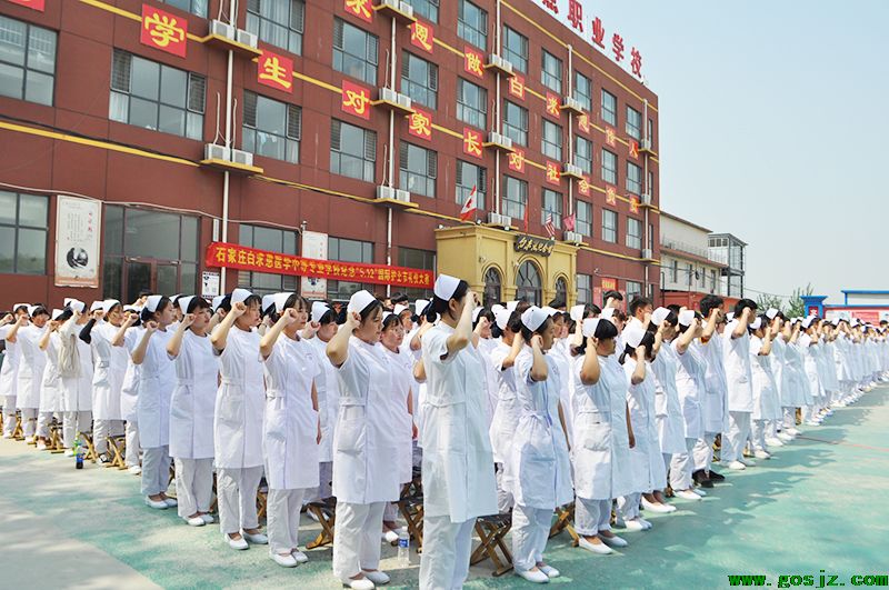 扬青春风采，展我校礼仪——我校隆重�D�?.12国际护士节礼仪大�? src=