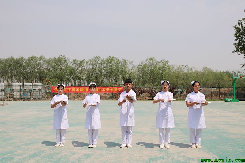 扬青春风采，展我校礼仪——我校隆重�D�?.12国际护士节礼仪大�? src=