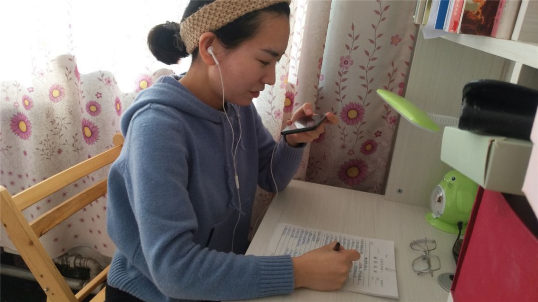 张慧老师在给大家上d育课.jpg 张慧老师在给大家上d育课.jpg